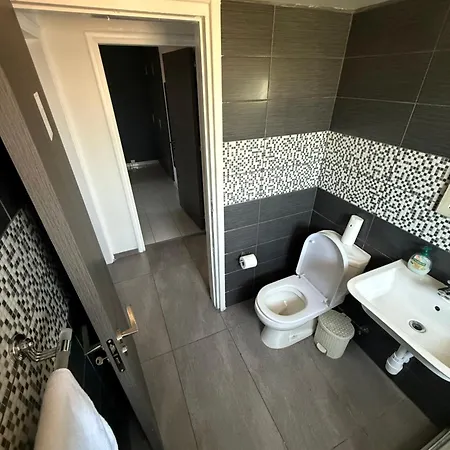 Апартаменти Leontiou 44